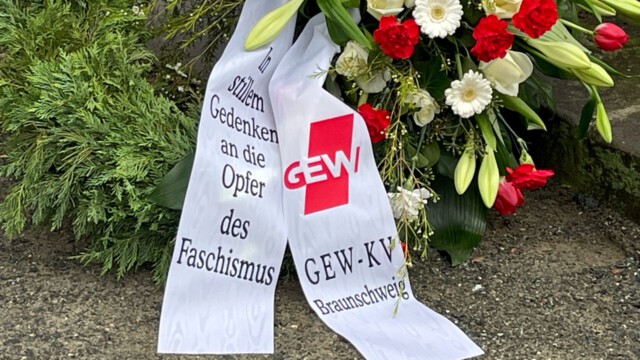 Kranz zum Gedenken an die Opfer des Faschismus - Foto: Tülin Taskin