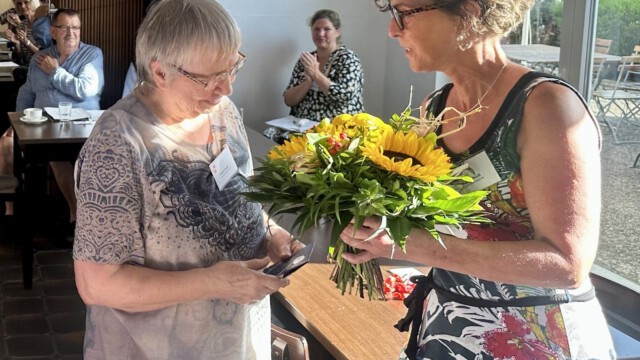 Verabschiedung Gisela Daniel (links) als Vertreterin der FG der SeniorInnen im Vorstand. Susanne Weiß sagt "Danke" im Namen des Vorstands.
Foto: Ernst-Otto Trustorff