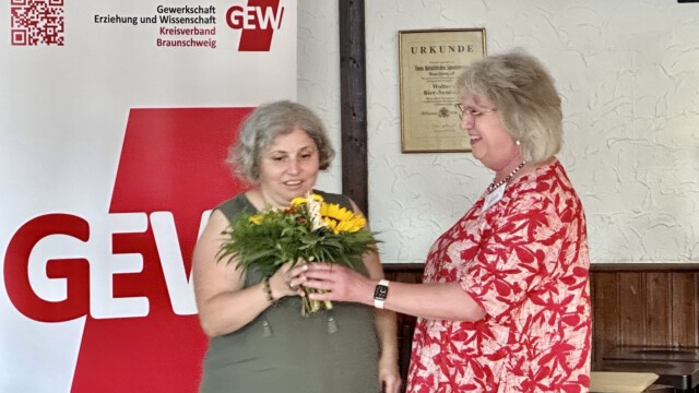 Susanne Schlüter gratuliert Tülin Taskin (links) zur Wiederwahl als Teamsprecherin des KV-Vorstands.
Foto: Ernst-Otto Trustorff